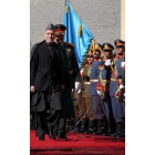 Karzai pasa revista a la guardia de honor.