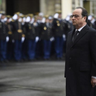 El presidente francés, François Hollande, rinde homenaje a las víctimas de los ataques terroristas en París, en el cuartel general de la Policía en la capital francesa.