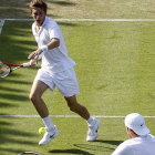 El estadounidense John Isner (derecha) le gana un punto al francés Nicolas Mahut.