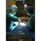 Operación en un quirófano en el Hospital de León.