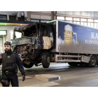La policía retira, este viernes por la noche, el camión con el que un terrorista perpetró un atentado en el centro de Estocolmo.