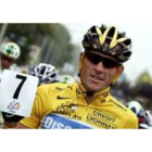 Armstrong con un cartel  ilustrativo del número de tours que ha ganado: siete consecutivos