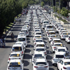 Una enorme concentración de taxistas con sus vehículos bloquea el paseo de la Castellana de Madrid, a las puertas del complejo de Nuevos Ministerios, donde tiene su sede Fomento.