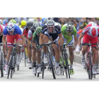 Rui Costa luce el maillot arcoiris en el Tour de Francia.
