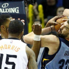 Marc Gasol lucha por el balón con Markieff Morris, de los Suns.