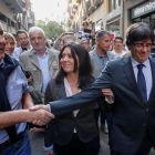 Carles Puigdemont y su esposa, Marcela Topor, saliendo de comer en un restaurant de Girona.