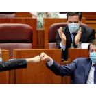 Mañueco celebra con Igea ayer en las Cortes la supresión del impuesto de Donaciones y Sucesiones. NACHO GALLEGO