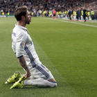 Sergio Ramos celebra un gol del Madrid.
