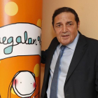 El consejero de Sanidad durante su visita ayer al Hospital de León.