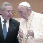 Raúl Castro y el papa Francisco en un momento de la audiencia.