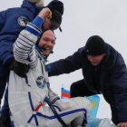 El personal de tierra ayuda a Alexander Gerst, de Alemania, a salir de la cápsula Soyuz MS-09.