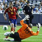 Roberto Soldado bate al meta irlandés en el último triunfo de la Selección española.