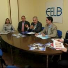 José María Abril y Antonio Cosme, en el centro, ayer durante la presentación en la sede de la Fele