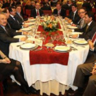 En la mesa, alguna de las autoridades políticas y empresariales reunidas en la entrega del premio