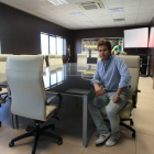 David Abril, en la sala de conferencias y videoconferencias del centro de Coworking en el Parque Tecnológico de León.