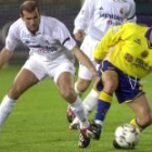 El valencianista Farinós disputa un balón con el centrocampista madridista Zidane