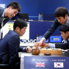 Lee Se-dol hace un movimiento en la tercera partida contra AlphaGo.