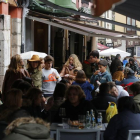 Una terraza ayer en León, a pesar de la lluvia