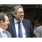Enrique López, con corbata azul, tras ser nombrado magistrado del Constitucional, el 7 de junio del 2013.