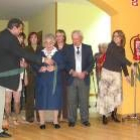 Los residentes más veteranos  tras el corte de la cinta inaugural