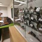 Detalle de algunas de las armas subastadas ayer.
