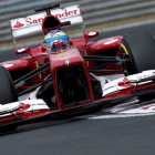 Fernando Alonso (Ferrari) rueda sobre uno de los ‘pianos’ de Hungaroring.