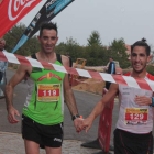 Alberto y Pablo Villa cruzan la meta de la mano compartiendo el primer puesto representanto a sus respectivos equipos.