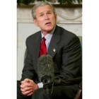 Bush habla con la prensa tras su encuentro con el primer ministro sueco