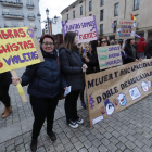 Las pancartas invadieron la plaza del Ayuntamiento. L. DE LA MATA