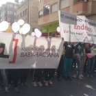 Las pancartas y los globos dieron ambiente festivo a la iniciativa de la asociación.