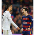 Cristiano le ganó la partida a Messi durante el clásico del sábado en Barcelona. ALEJANDRO GARCÍA