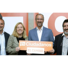 El candidato de Ciudadanos a la Presidencia de la Junta de Castilla y León, Luis Fuentes (2d), posa junto a los procuradores electos de su partido, David Castaño (i), Belén Rosado (2i) y Manuel Mitadiel (d)