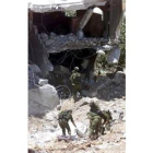 Soldados israelíes recogen el cuerpo de Mohamed Sider, ayer, en Hebrón