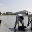 Las labores de limpieza en las playas de Ibiza continúan