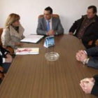 Isabel Carrasco conversa con el alcalde de San Millán de los Caballeros ante ediles del municipio