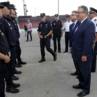 El ministro del Interior, Juan Ignacio Zoido, durante la visita que realizó a los policías y guardias civiles desplazados a Catalunya, el pasado 4 de octubre.