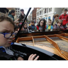 Los niños disfrutan con uno de los pianos colocados en la ciudad.