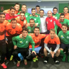 Los jugadores del Atlético Astorga junto a Antonio Saiz.