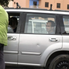 Francesco Arcuri, expareja de Juana Rivas, en la parte trasera del coche, a su llegada a la comandancia de la Guardia Civil de Granada, donde esta mañana ella ha entregado a sus dos hijos.