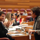 El portavoz socialista Óscar López aplaude a la procuradora Mercedes Martín tras su intervención en el Pleno de las Cortes de Castilla y León.