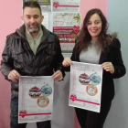 Los gerentes de El Valle con los catteles informativos. ARAUJO