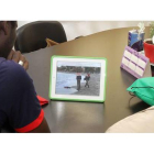 Marc y Jean Paul observan con estupor la fotografía del niño sirio Aylan, ahogado en su intento de llegar a la costa europea