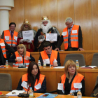 La oposición ataviada con chalecos naranjas rodeada de dos reyes magos, ayer.