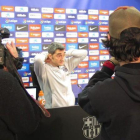 Ernesto Valverde se acomoda, hoy, en la sala de prensa de la Ciutat Esportiva Joan Gamper.
