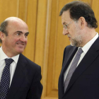 El ministro de Economía, Luis de Guindos, y el presidente del Gobierno, Mariano Rajoy.