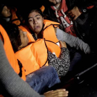 Una menor, aterrorizada, durante su travesía por mar hasta la costa de Turquía.