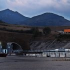 Área de acceso a la galería auxiliar de los túneles desde la explanada de Buiza, con iluminación desde el atardecer. RAMIRO