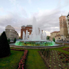 La fuente de Santo Domingo, iluminada de verde. MARCIANO