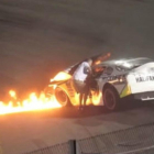 Jones padre intenta sacar a su hijo de un coche en llamas