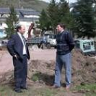 Castañón y Fernández, en un momento del inicio de las obras, que tuvo lugar ayer en Ciñera